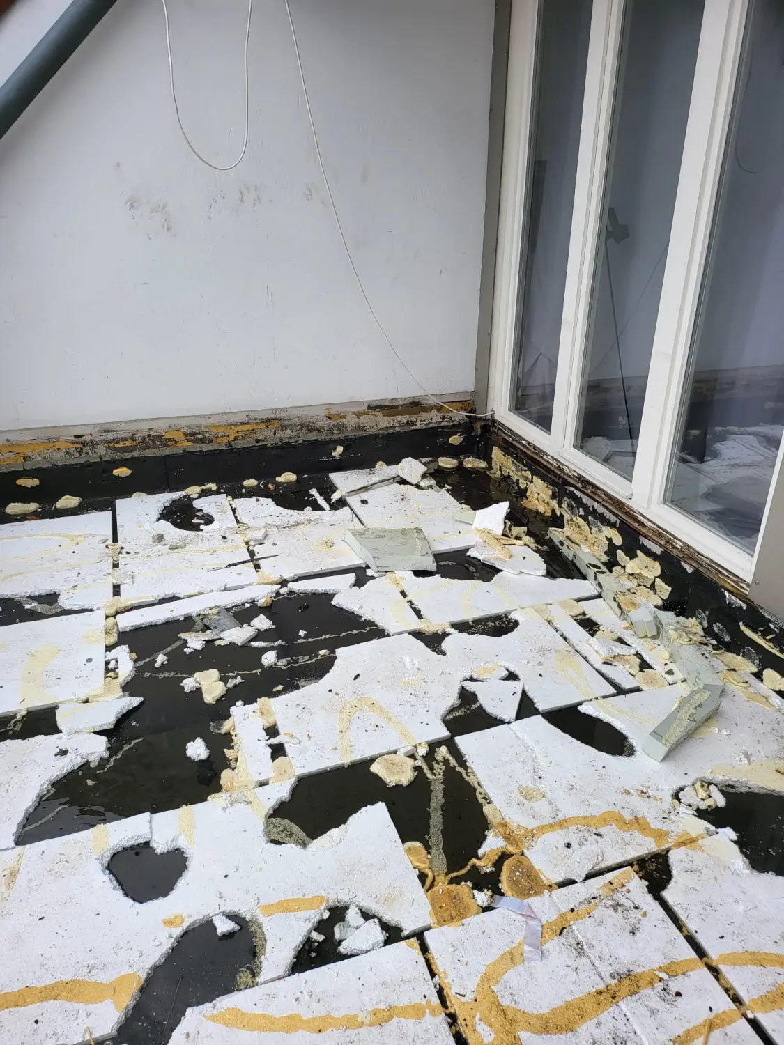 zerbrochene Fliesen von Patrick Ott